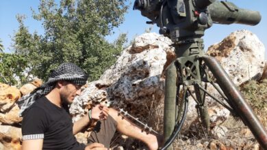 صورة سهيل الحمود الملقب ب ” أبو التاو” والذي يعتبر مرعب دبابات نظام الأسد يتحدث إلى مجلة M5  عربي