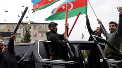 صورة مسؤولون أتراك يهنئون أذربيجان بتحرير “شوشة” الاستراتيجية