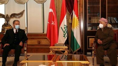 صورة وزير الدفاع التركي يلتقي برئيس وزراء اقليم شمال العراق مسرور بارزاني ورئيسه السابق مسعود بارزاني