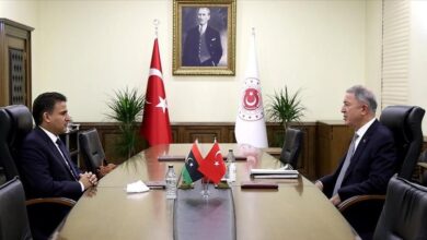 صورة وزير الدفاع التركي يلتقي نظيره الليبي باسطنبول