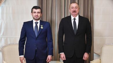 صورة الرئيس الأذربيجاني  يقلد سلجوق بيرقدار وسام”قره باغ”