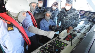 صورة تدريب بحري لعناصر من القوات البحرية الأوكرانية على متن TCG KINALIADA