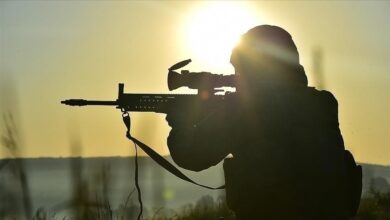 صورة الدفاع التركية تبث مشاهد اقتحام مغارات إرهابيين شمالي العراق