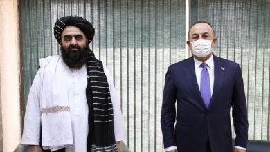 صورة تشاووش أوغلو ووزير خارجية طالبان يبحثان الوضع في أفغانستان