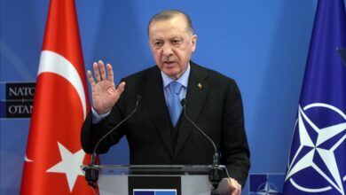 صورة أردوغان أمام الناتو: لا حظر أسلحة بين الحلفاء
