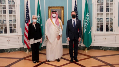 صورة نائب وزير الدفاع السعودي يلتقي وزير الخارجية الأميركي في واشنطن