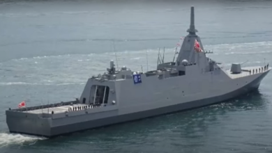 صورة اليابان تنزل إلى المياه سفينة متطورة صنعتها لسلاح بحريتها