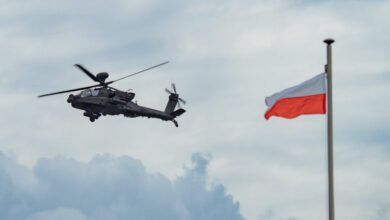 صورة بولندا لتلقي 8 طائرات هليكوبتر هجومية من طراز AH-64 Apache من الولايات المتحدة