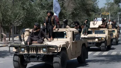 صورة طالبان تنقل المركبات العسكرية الأمريكية والدبابات السوفيتية التي تم الاستيلاء عليها إلى الحدود الإيرانية